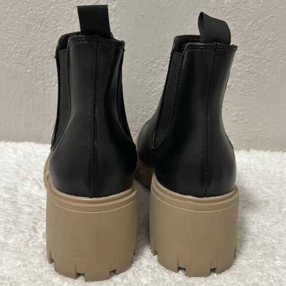 Steve Madden Women’s Size 7.5 Howler Chelsea Leather Boots in Black/Tan - Picture 3 of 9